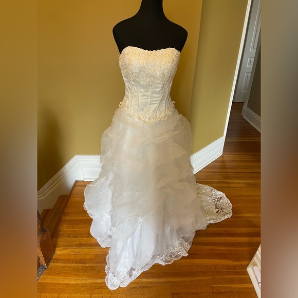 Wedding gown - Picture 5 of 9